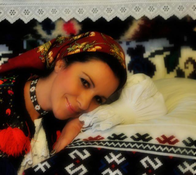Angela Gheorghiu, vacanţă cu ie şi catrinţă