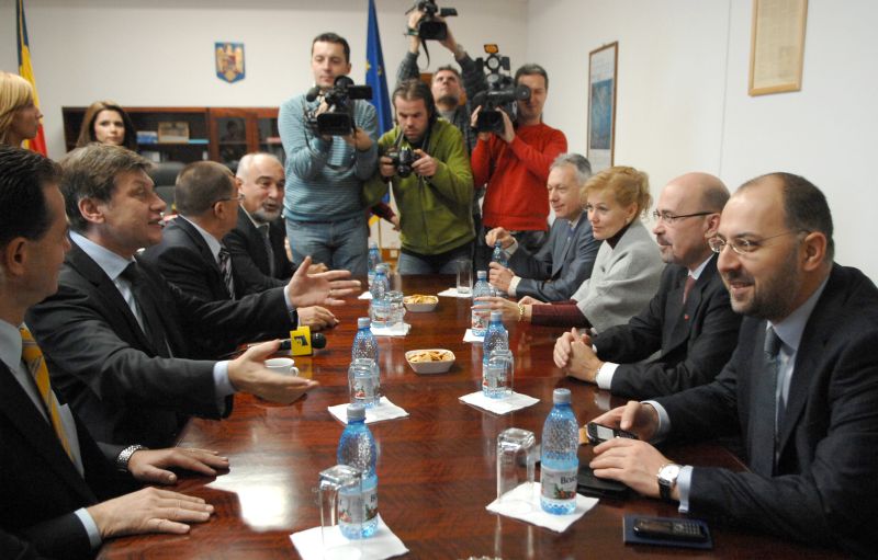 Antonescu şi Voiculescu, disperaţi: vor să o schimbe pe Kovesi! Ponta ezită