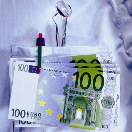 Bani şi parfumuri, şpăgi pentru profesori