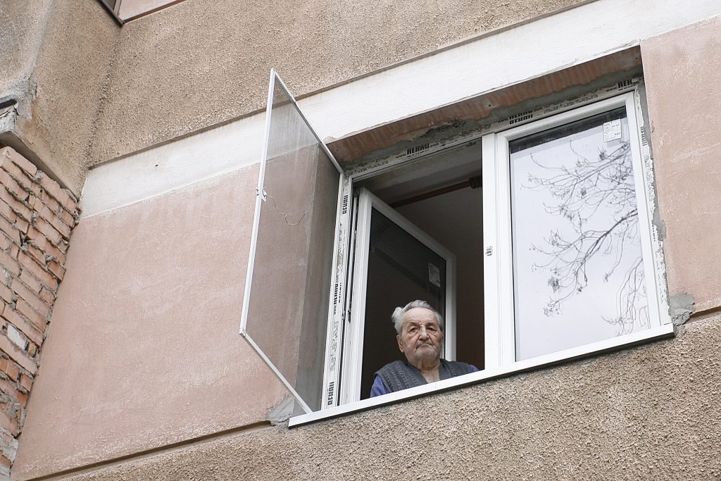 Bătrâni îngropaţi de vii între betoane!
