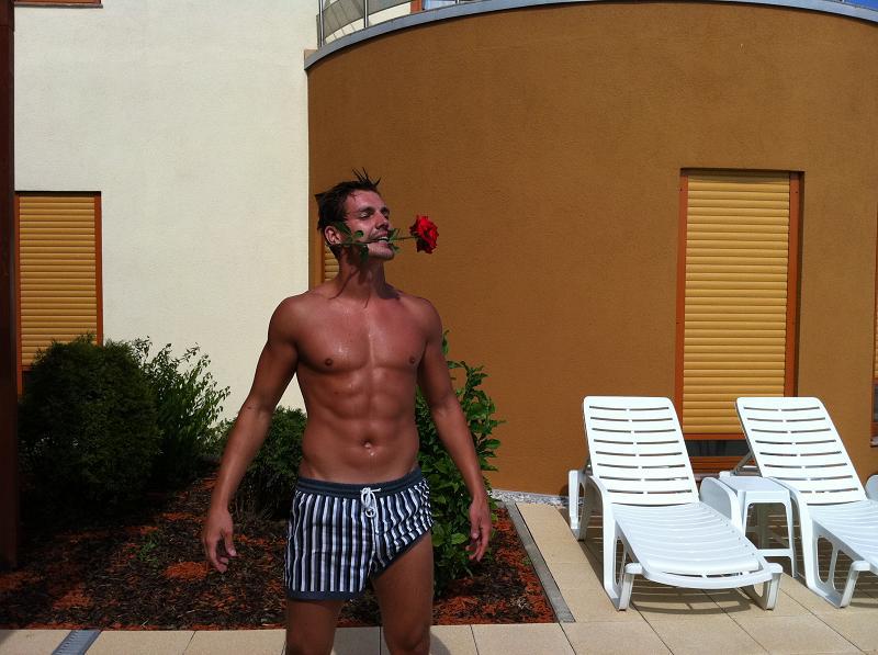 "Burlacul" Sergiu plăteşte preţul celebrităţii: are un profil fals pe un site gay