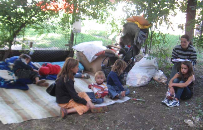 CAZ INCREDIBIL: Şi-au vândut copiii pe 2.400 de lei. Ţiganii au vrut să le dea 100 de euro pe "bucată"