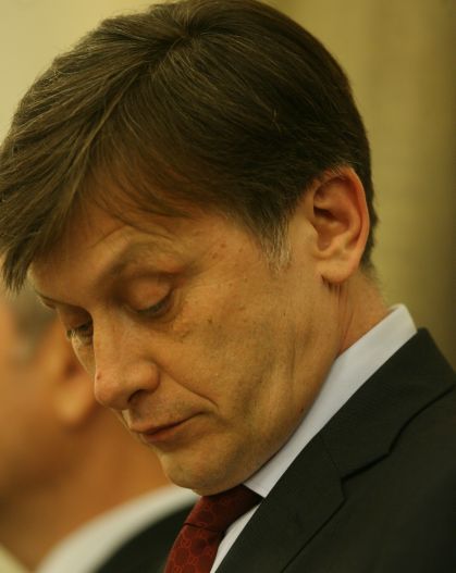 Crin Antonescu a numit în funcţie doi consilieri prezidenţiali şi a eliberat din funcţie un altul
