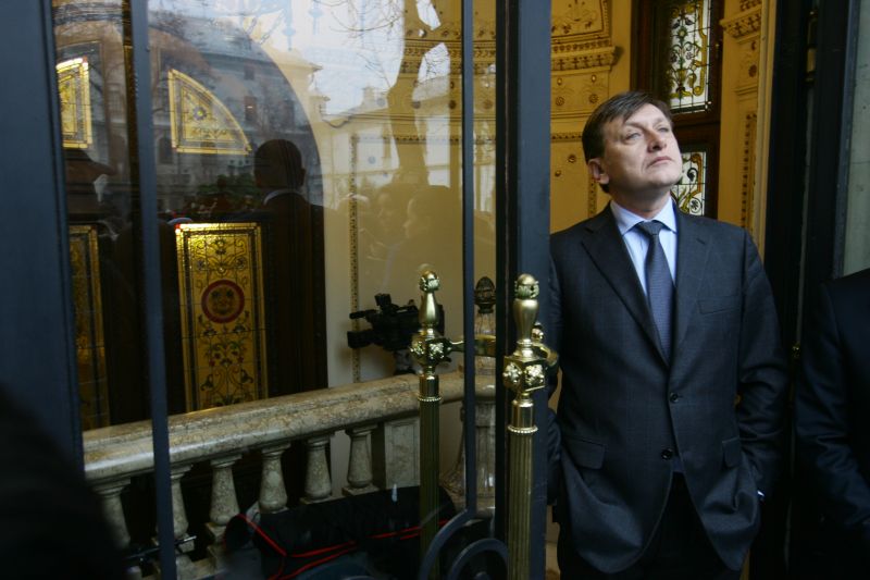 Crin Antonescu organizează rezistenţa la sediul PNL