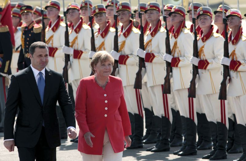 Delegaţia cancelarului ANGELA MERKEL, atacată la Chişinău cu un cocktail MOLOTOV