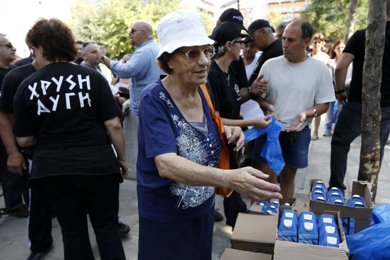 Extrema-dreaptă elenă împarte alimente în piaţa centrală din Atena