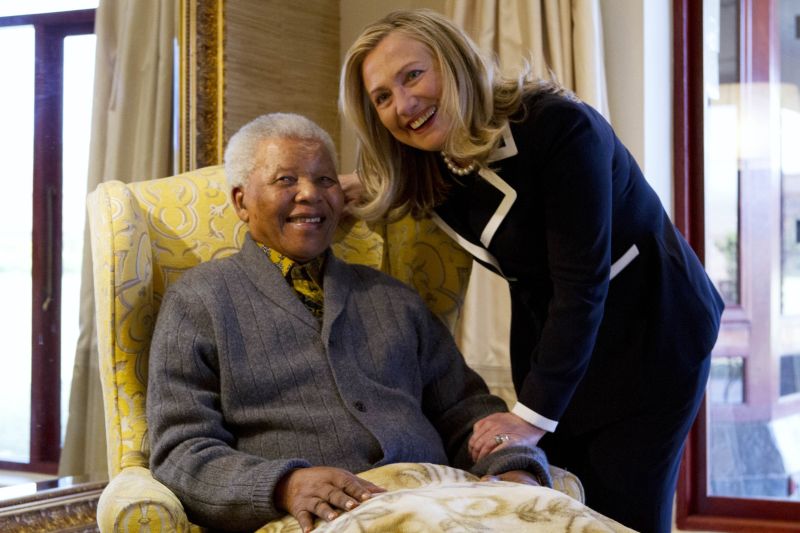 Hillary Clinton l-a vizitat pe Nelson Mandela