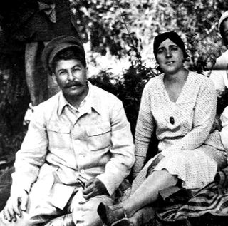 "Îmi e atât de dor de tine. Sunt singur ca o bufniţă". Cum îşi declarau dragostea dictatorii.