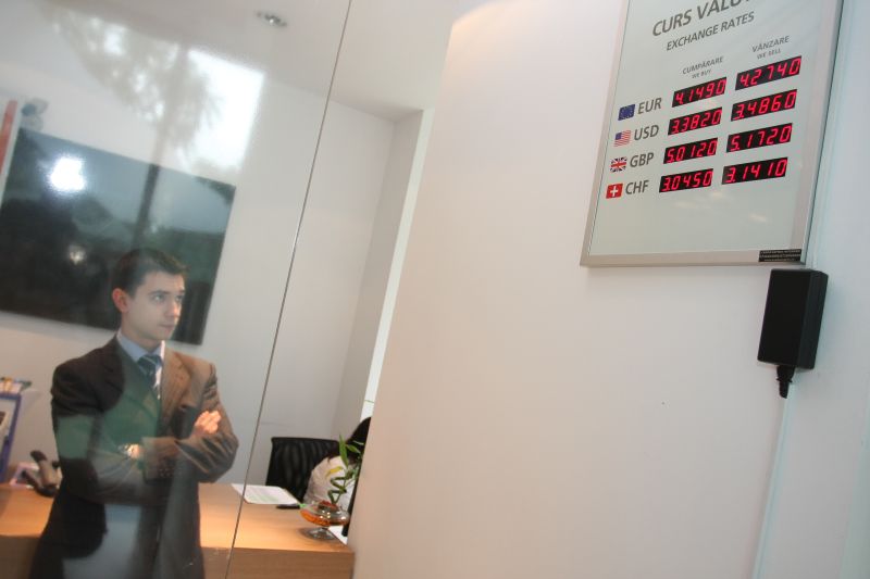 Leul SE ÎNTĂREŞTE după decizia CCR: Cursul a scăzut cu DOI bani în ultimele ore