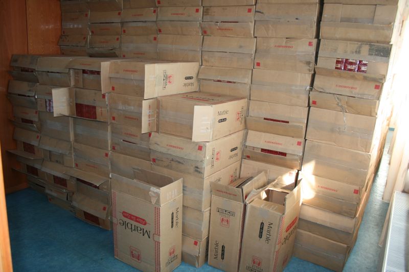 LOVITURA. Percheziţii la contrabandiştii care alimentau cu ţigări piaţa neagră din Bucureşti