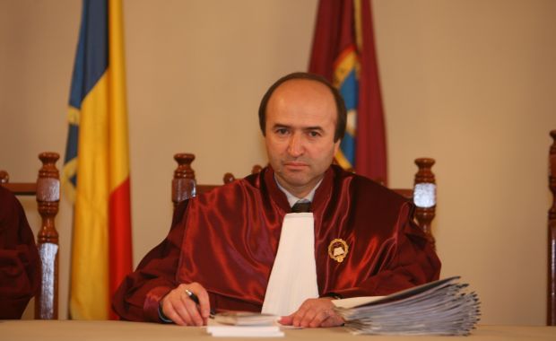Magistratul Tudorel Toader se face că nu ştie legea CCR. Cere convocarea plenului, dar este nevoie doar de un magistrat asistent