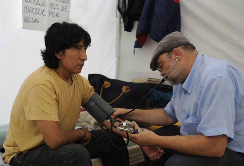 Medicii spanioli refuză să aplice o lege prin care li se interzice să mai trateze imigranţi ilegali