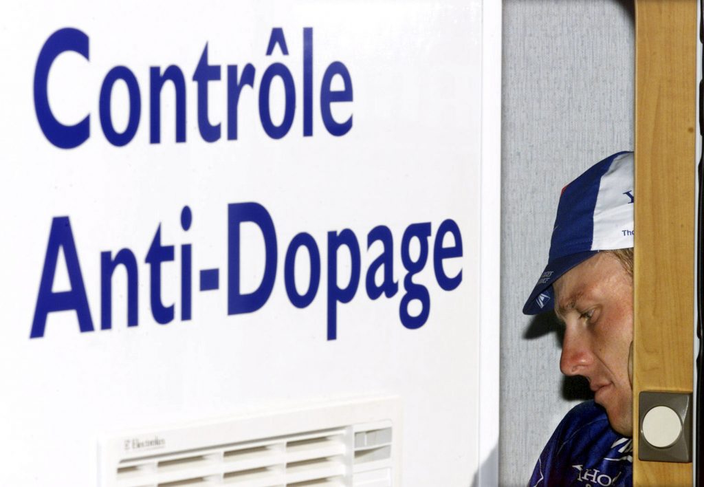 Povestea lui Lance Armstrong, campionul umflat şi dopat al americanilor