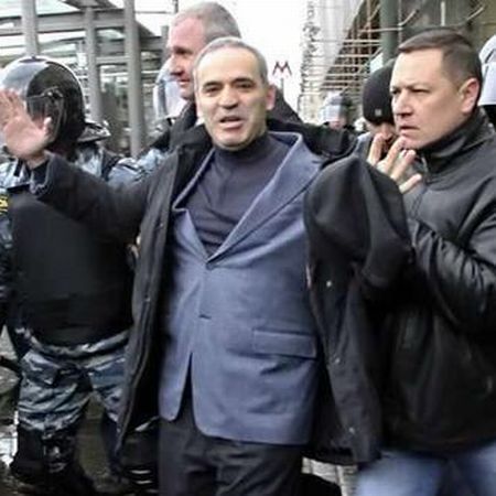 SCÂNTEI CU PUTIN. Celebrul şahist GARRY KASPAROV a fost ARESTAT la Moscova
