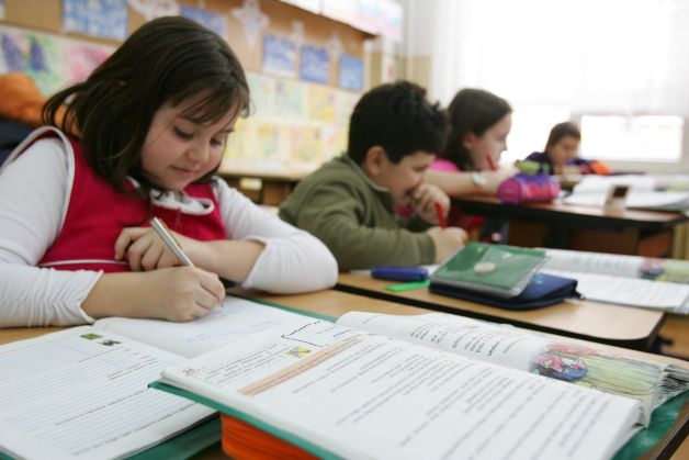 ŞCOALA ROMÂNEASCĂ ÎNGRAŞĂ! Elevii, obezi de la stat în bănci