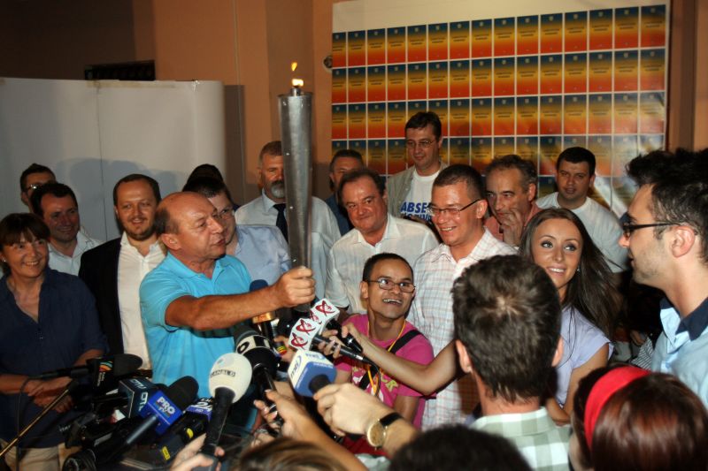 Simpatizanţii lui Traian Băsescu, în faţa sediului său de campanie: "We love you, Băse!" | VIDEO
