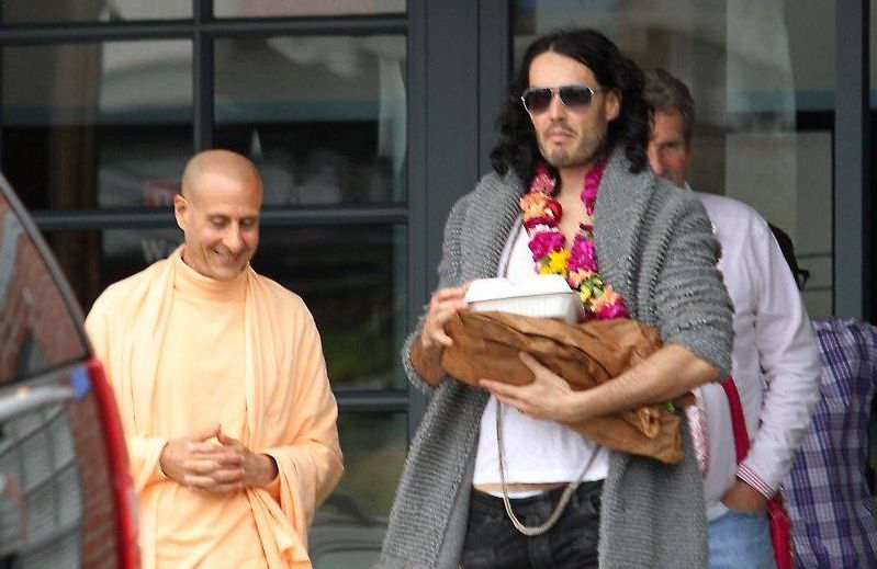 ŞOCANT. Russell Brand, surprins în timp ce fuma HEROINĂ