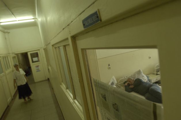 Taxa pe boală, colac de salvare pentru un sistem sanitar găunos. Românii vor plăti de trei ori mai mult ca vesticii