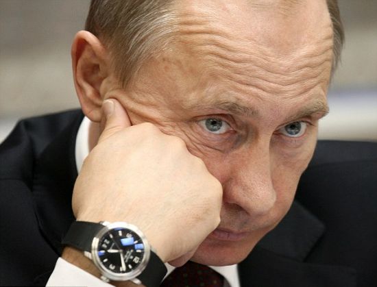 Vladimir Putin, stânjenit de un călugăr care a vrut să îi pupe mâna | VIDEO
