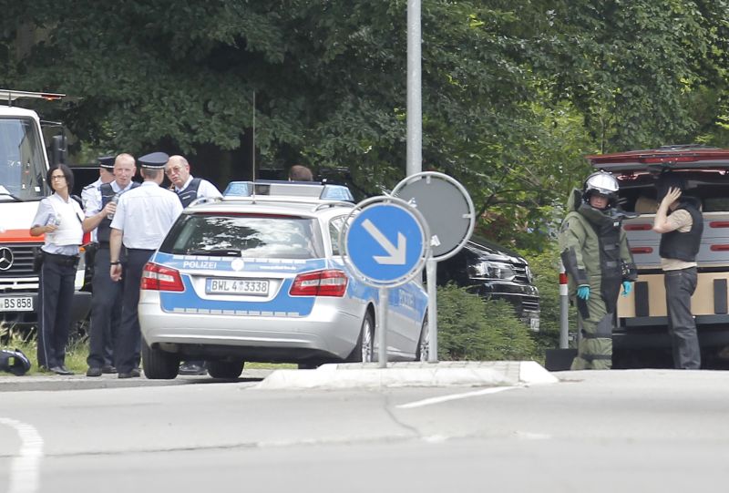 A luat ostatici şi a stat pe Facebook