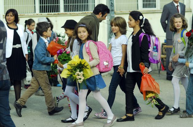 Alba-neagra cu clasa pregătitoare. Politicienii fac EXPERIMENTE cu micuţii de 5 ani