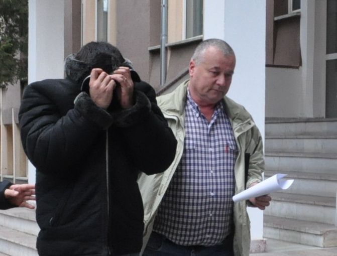 Antrenor de karate din Timişoara, reţinut pentru pedofilie. Îi plăcea să facă sex în grup cu elevele sale