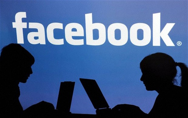 Bigamie inedită: a uitat să divorţeze şi s-a dat de gol pe Facebook