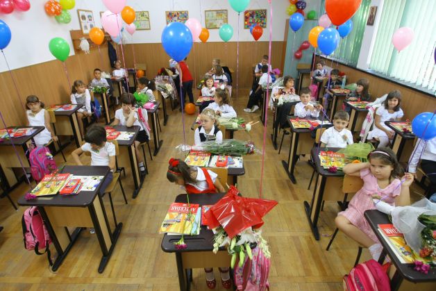 BIŞNIŢA cu MANUALE. Vezi CE PROCENT câştigă PROFESORII la "caietul suplimentar"