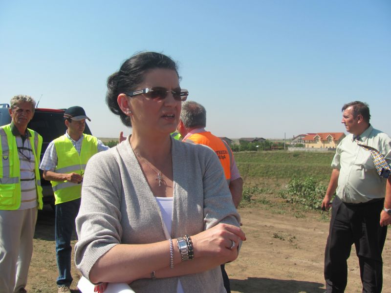 Boagiu: Cei care nu văd decât "cupa de la sutien şi culoarea sacoului" sunt analfabeţii politicii