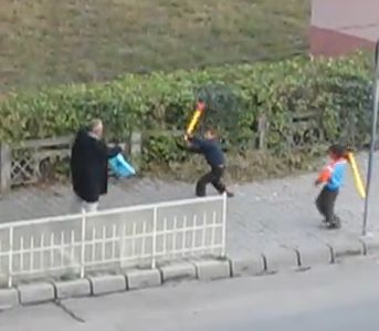 CA ÎN VESTUL SĂLBATIC. Un bătrân e atacat în plină stradă de un grup de copii. Agresorii au fost identificaţi | VIDEO