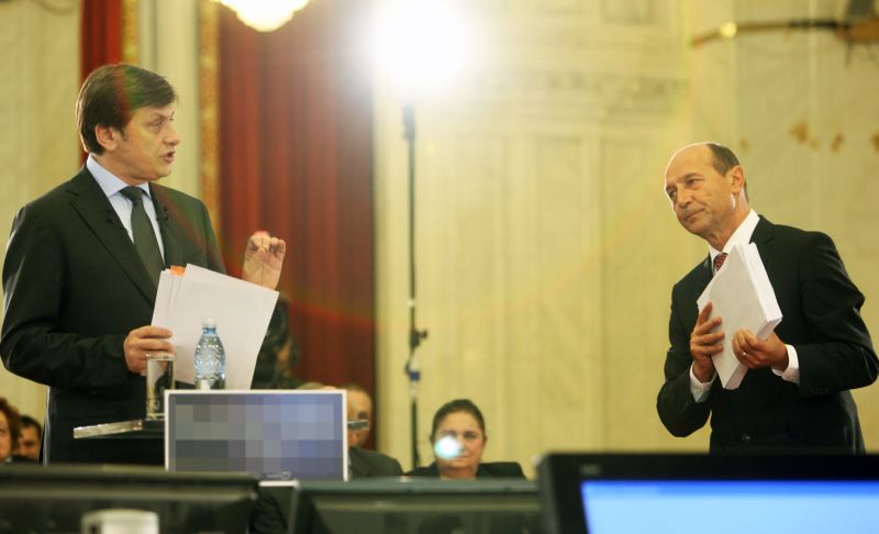 Ce cadou îi face Băsescu lui Antonescu de ziua lui