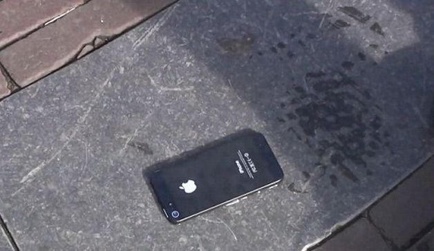 Ce se întâmplă când lipeşti un iPhone 5 de asfalt?| VIDEO