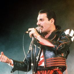 De ce n-ar fi trebuit să moară Freddie Mercury| VIDEO