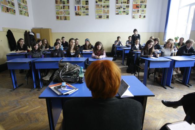 Directori de şcoli, schimbaţi în masă. "Ca pe vremea COMUNIŞTILOR, când primeai funcţii doar dacă erai membru de partid"