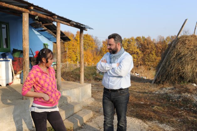 EROUL EVZ. Omul care-i aduce ACASĂ pe copiii din orfelinate. De acţiunile lui atârnă viaţa a 10.000 de copii abandonaţi