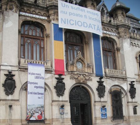 EXCLUSIV. Oprescu mai vrea în sediul de "lux" de pe Splai şi pregăteşte cumpărarea lui. Vezi cum aruncă milioane de euro pe fereastră Primăria Capitalei