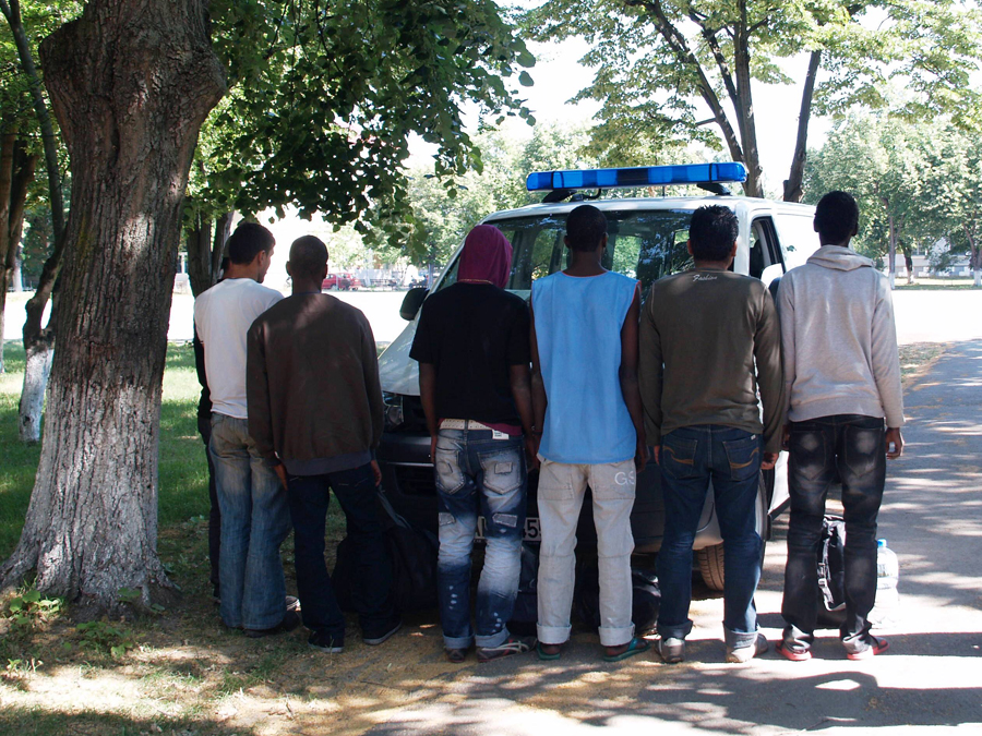 GO WEST. Au vrut să ajungă în SCHENGEN înaintea României. 31 de migranţi prinşi la frontieră | VIDEO
