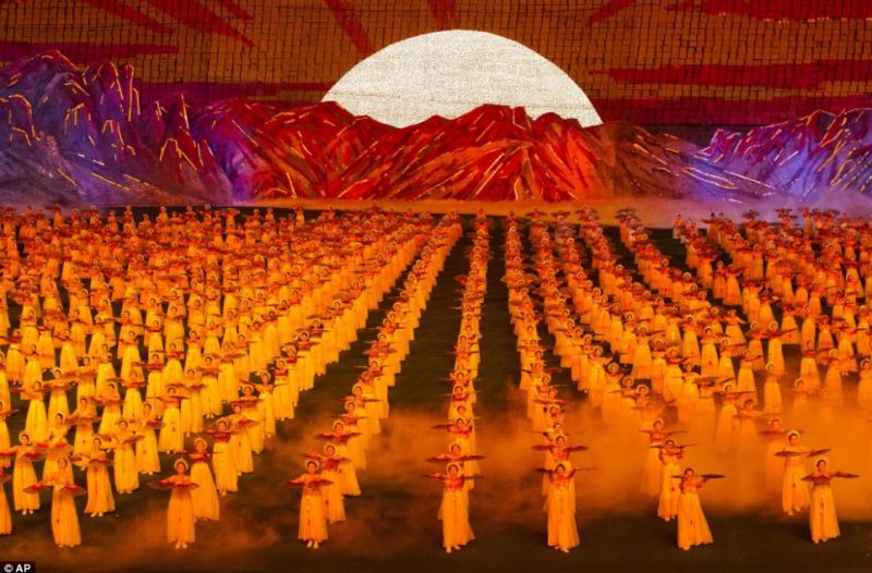 Imagini incredibile cu 100.000 de oameni dansând la unison de ziua naţională a Coreei de Nord. Şi tot au fost greşeli! | VIDEO