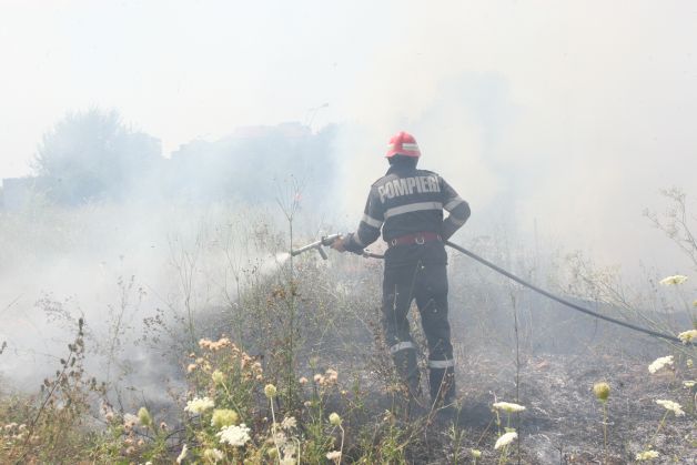 INCENDIU în Capitală. O hală a fostelor Uzine Faur a luat foc