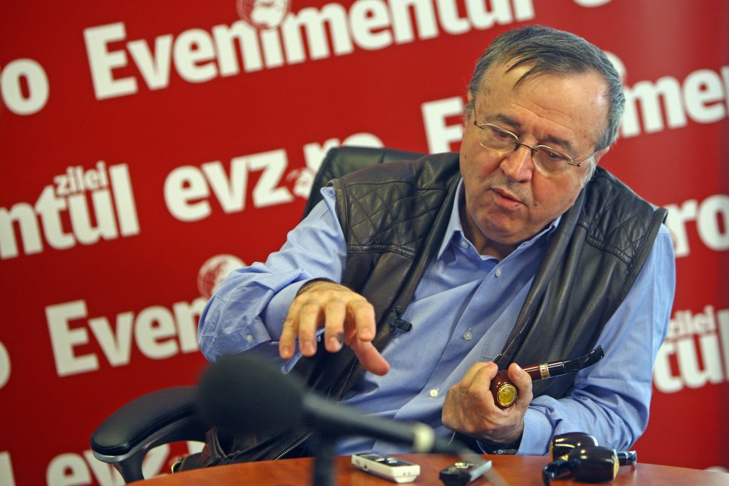 Ion Cristoiu: "Ecaterina Andronescu nu degeaba are porecla Abramburica. Nici nu au început copiii şcoală şi îi anunţă că totul e nesigur"