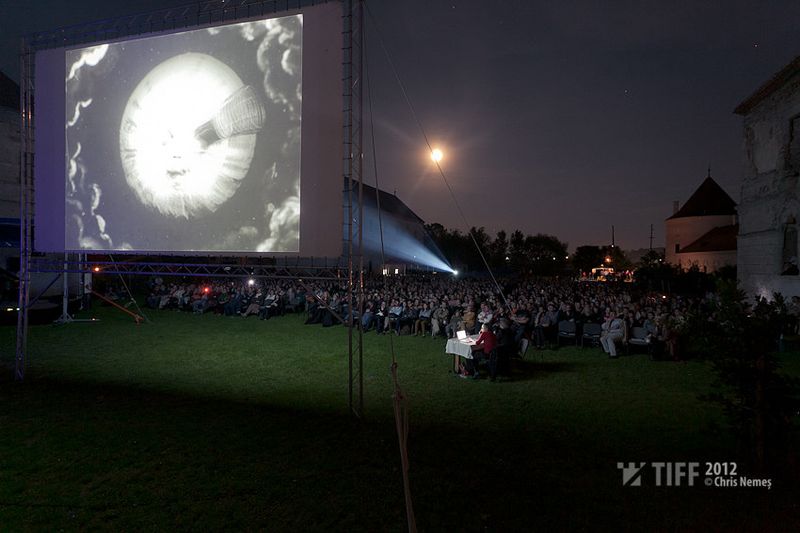 Luna a fost albăstruie! Următoarea şansă de a o mai vedea astfel: abia în 2015