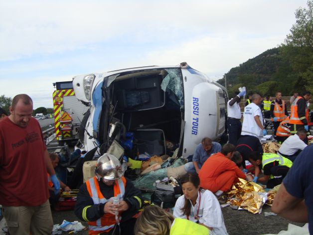 MAE şi MApN au adus în ţară nouă dintre românii răniţi în accidentul rutier din Franţa