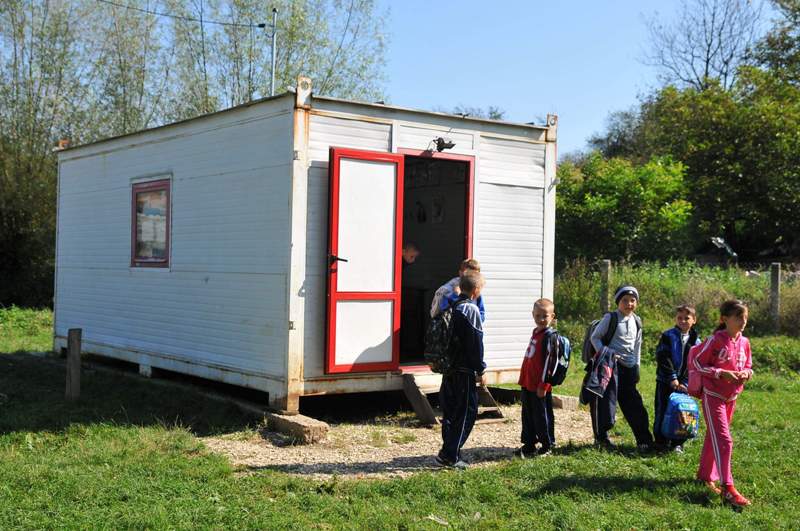 MAI RĂU CA ÎN AFRICA! Copiii dintr-un sat hunedorean ÎNVAŢĂ într-un CONTAINER