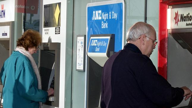 Noutăţi de la bănci: Transferuri rapide de bani de la bancomat şi bilete de transport la preţ redus