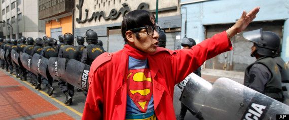 Nu are o meserie uşoară, şi nu este plătit cum trebuie. Ce salariu are Superman în Peru | VIDEO