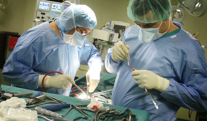O descoperire care dă fiori: chirurgii se gândesc la sinucidere