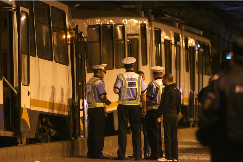 O şina de tramvai i-a intrat în stomac unui şofer, prin podeaua maşinii!