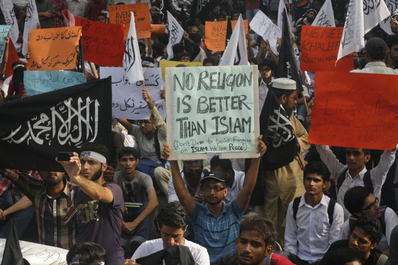 Pakistanezii, din nou în stradă. Violenţe soldate cu cel puţin 15 morţi şi 80 de răniţi