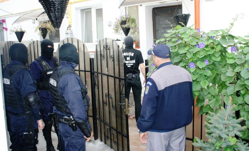 PERCHEZIŢII. Nouă descinderi la traficanţii de ţigări din Tecuci