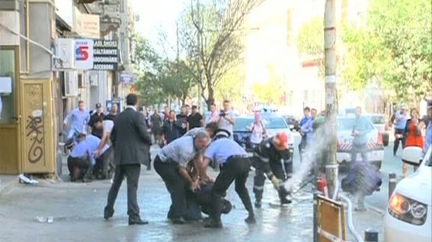 PROTEST EXTREM la Primăria Sectorului 5. A ameninţat că îşi dă foc, dar a murit de inimă. Ce spun medicii care l-au resuscitat 30 de minute